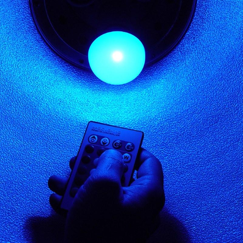 Bec LED RGB cu telecomanda