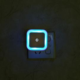 Lampa de veghe LED cu senzor de miscare